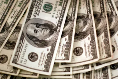 الدولار يتجه لتسجيل أكبر خسارة شهرية في عام