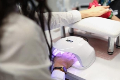 مجفف أظافر "الجل والأكريليك" قد يصيبكِ بسرطان الجلد